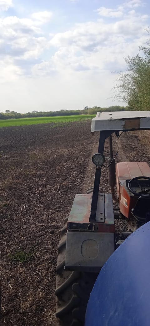 Tractor arando un campo en los llanos venezolanos